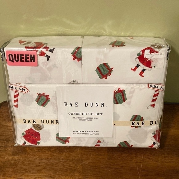 NEW! Rae Dunn NORTH POLE SANTA & MRS CLAUS CHRISTMAS QUEEN SIZE SHEETS - Picture 1 of 9